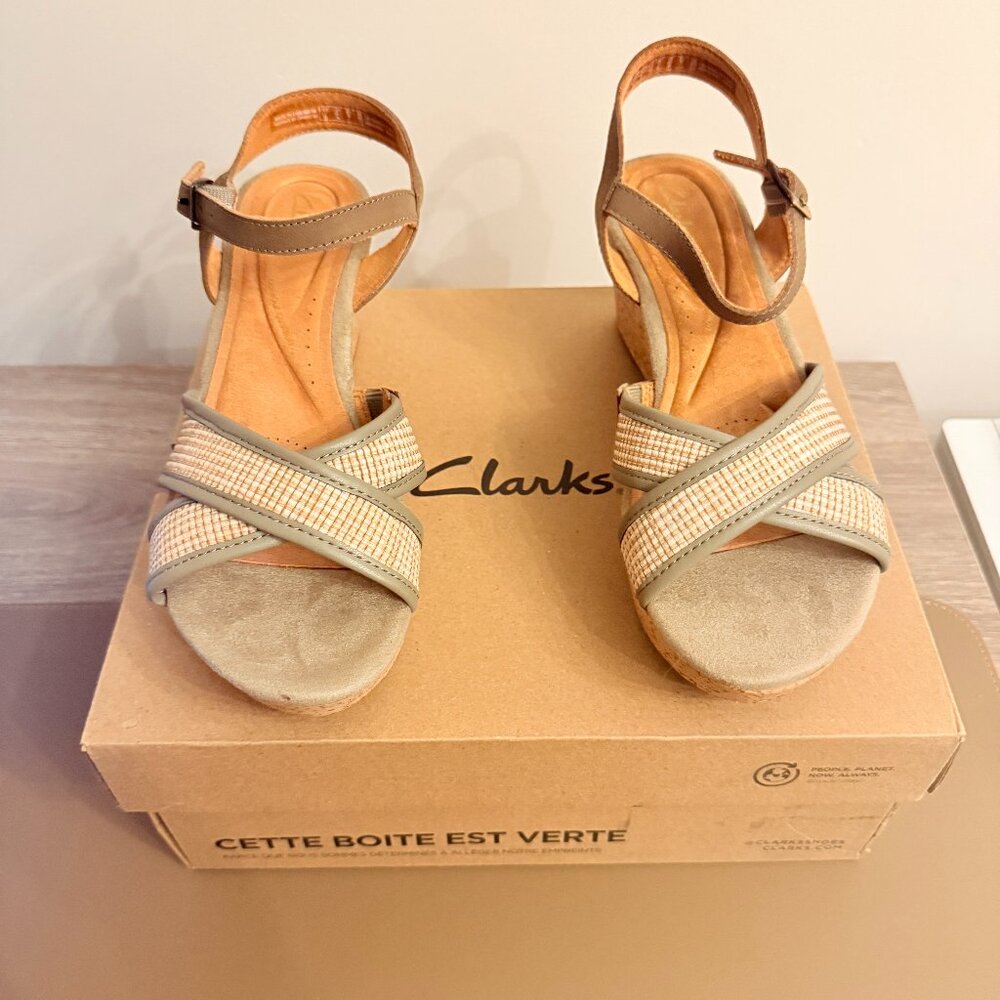 Clarks Elleri PLum Olive Leather size 9M